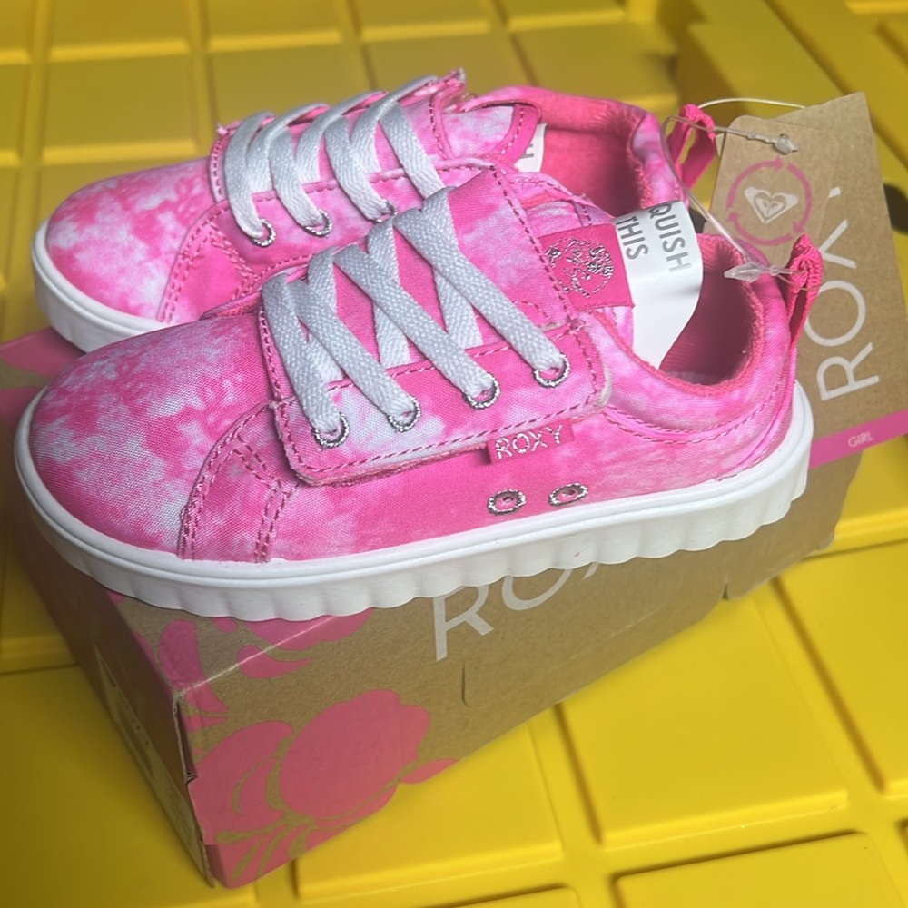 NWT Girls Roxy pink Sheilahh size 10 low top sneakers with Velcro closure